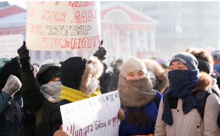 Жагсагчид төв замыг хаалаа