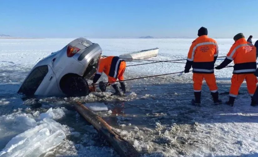 Мөсөнд цөмөрсөн гурван машин, таван иргэнийг аварчээ