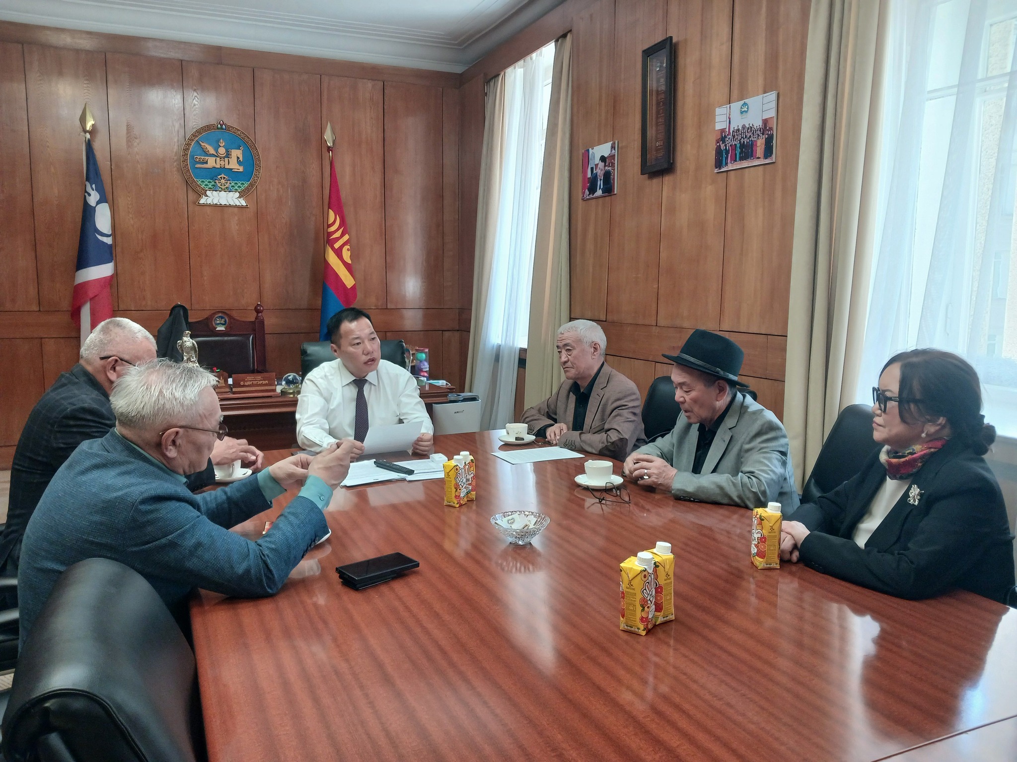 АН-н дарга О.Цогтгэрэлд АН-н ахмад гишүүдийн төлөөлөлтэй хамт шаардлага гардуулж санал бодлоо солилцлоо.