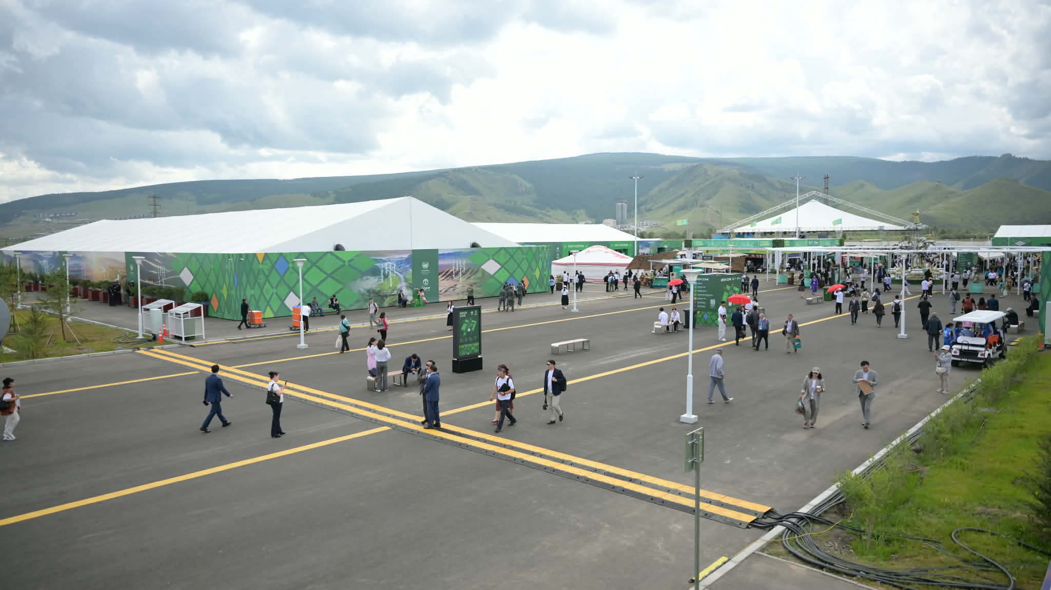COP17 хурлын Ногоон бүсэд Улаанбаатар хот хөгжлийн төслүүдээ танилцуулж байна